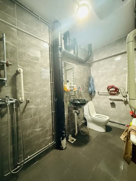 437 Jurong West Avenue 1 HDB Flat For Sale at S$ 630,000 | PropertyGuru Singapore - Bathroom