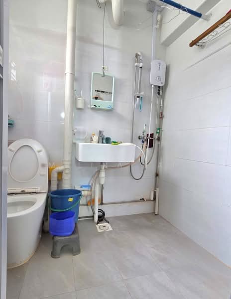 329 Yishun Ring Road HDB Flat For Sale at S$ 510,000 | PropertyGuru Singapore - Bathroom