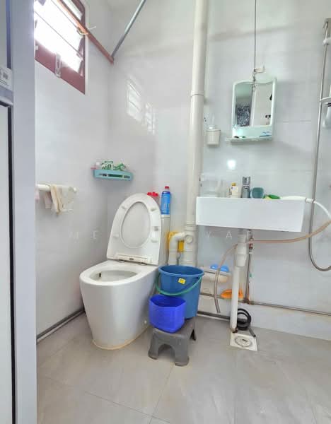 329 Yishun Ring Road HDB Flat For Sale at S$ 510,000 | PropertyGuru Singapore - Bathroom