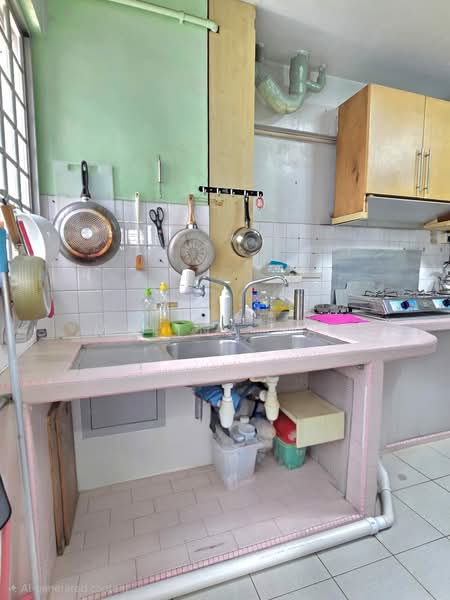 329 Yishun Ring Road HDB Flat For Sale at S$ 510,000 | PropertyGuru Singapore - Kitchen