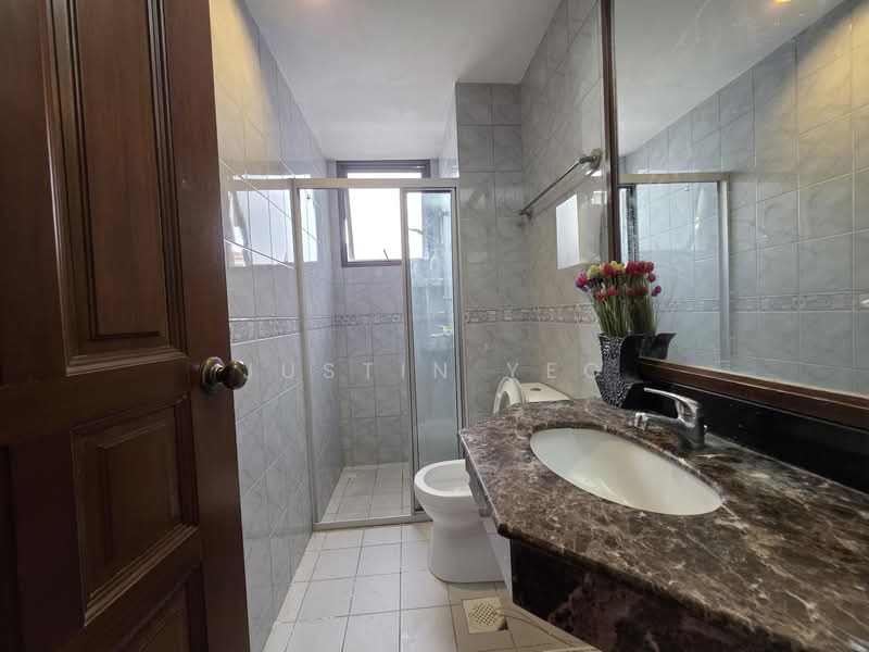 Carissa Park Condo Condominium For Sale at S$ 1,990,000 | PropertyGuru Singapore - Common bathroom