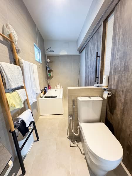 522A Tampines Central 7 HDB Flat For Sale at S$ 858,000 | PropertyGuru Singapore - Bathroom