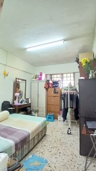 180 Ang Mo Kio Avenue 5 HDB Flat For Sale at S$ 450,000 | PropertyGuru Singapore - Bedroom