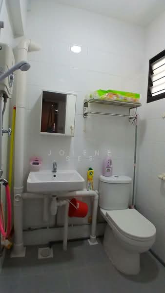 180 Ang Mo Kio Avenue 5 HDB Flat For Sale at S$ 450,000 | PropertyGuru Singapore - Bathroom