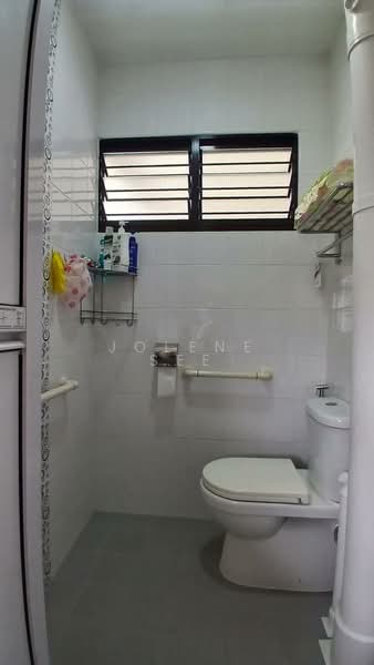 180 Ang Mo Kio Avenue 5 HDB Flat For Sale at S$ 450,000 | PropertyGuru Singapore - Bathroom