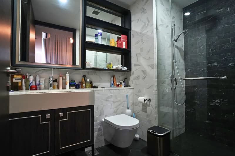 Mayfair Gardens Condominium For Sale at S$ 2,250,000 | PropertyGuru Singapore - Bathroom