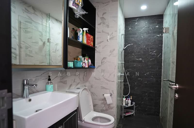 Mayfair Gardens Condominium For Sale at S$ 2,250,000 | PropertyGuru Singapore - Bathroom