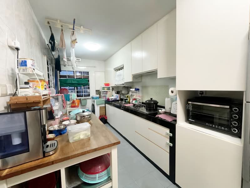 63 Teban Gardens Road HDB Flat For Sale at S$ 820,000 | PropertyGuru Singapore - Kitchen