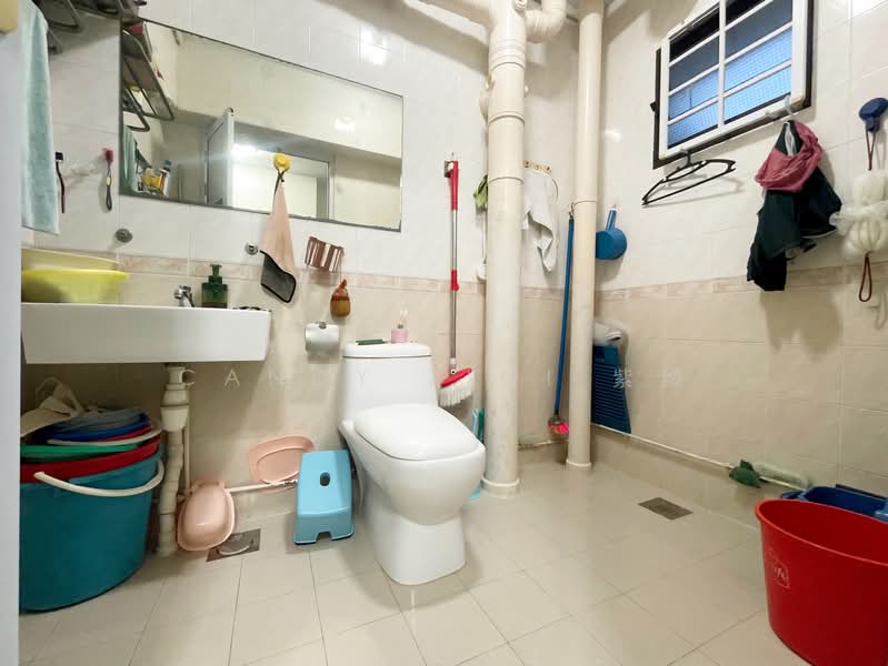63 Teban Gardens Road HDB Flat For Sale at S$ 820,000 | PropertyGuru Singapore - Bathroom