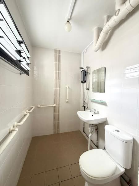 169 Bedok South Avenue 3 HDB Flat For Sale at S$ 698,000 | PropertyGuru Singapore - Bathroom