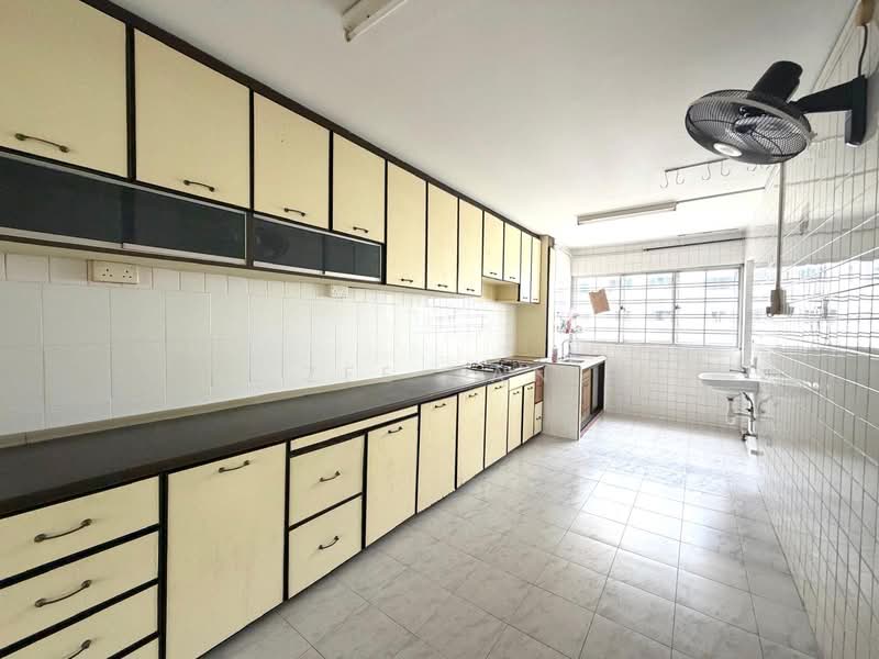 169 Bedok South Avenue 3 HDB Flat For Sale at S$ 698,000 | PropertyGuru Singapore - Kitchen