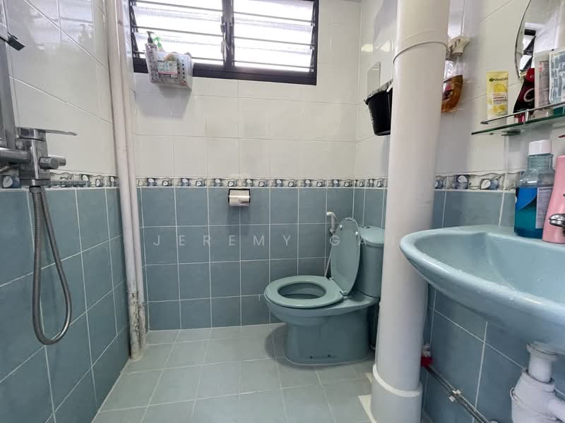 304 Shunfu Road HDB Flat For Sale at S$ 1,100,000 | PropertyGuru Singapore - Bathroom