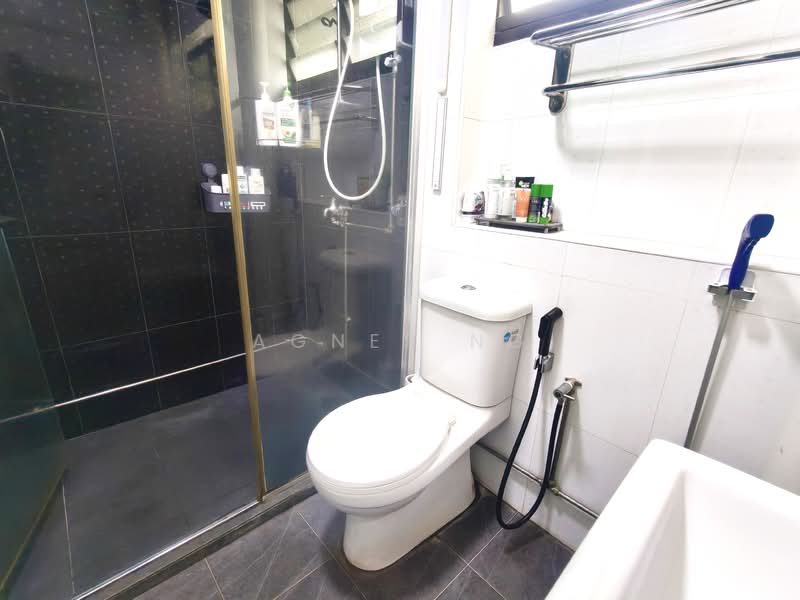 626 Choa Chu Kang Street 62 HDB Flat For Sale at S$ 619,999 | PropertyGuru Singapore - Master Bedroom's Toilet
