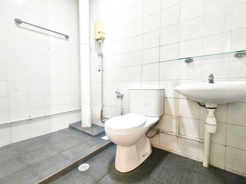 626 Choa Chu Kang Street 62 HDB Flat For Sale at S$ 619,999 | PropertyGuru Singapore - Common Bathroom
