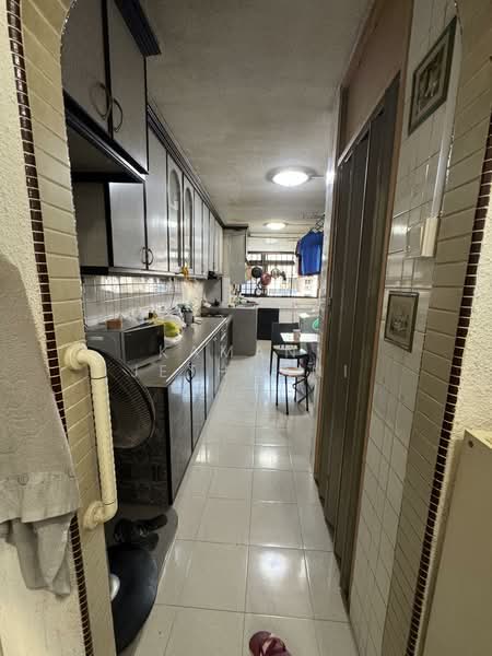494 Jurong West Street 41 HDB Flat For Sale at S$ 400,000 | PropertyGuru Singapore - Kitchen