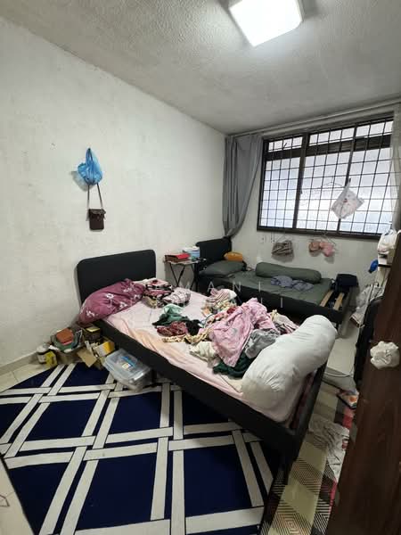 494 Jurong West Street 41 HDB Flat For Sale at S$ 400,000 | PropertyGuru Singapore - Bedroom