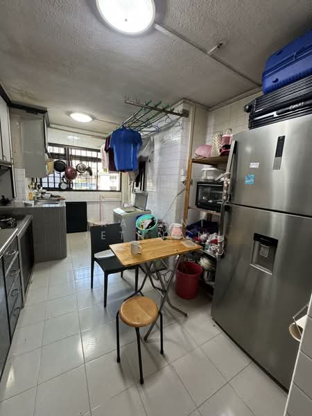 494 Jurong West Street 41 HDB Flat For Sale at S$ 400,000 | PropertyGuru Singapore - Kitchen