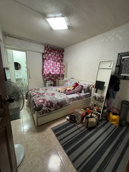 494 Jurong West Street 41 HDB Flat For Sale at S$ 400,000 | PropertyGuru Singapore - Bedroom
