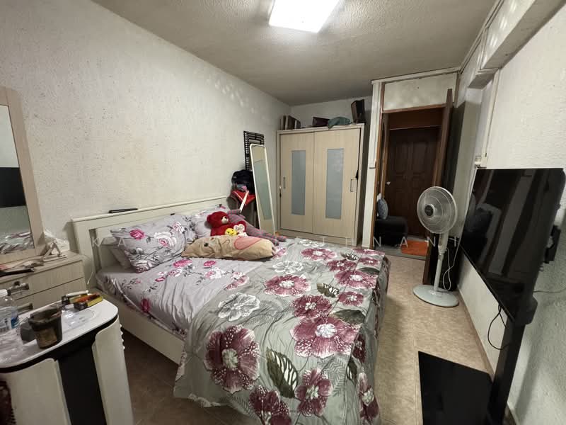 494 Jurong West Street 41 HDB Flat For Sale at S$ 400,000 | PropertyGuru Singapore - Bedroom