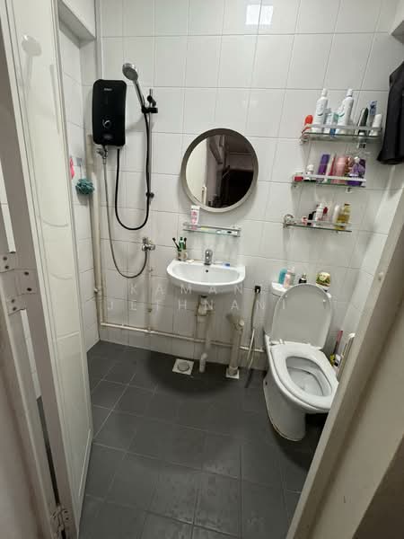 494 Jurong West Street 41 HDB Flat For Sale at S$ 400,000 | PropertyGuru Singapore - Bathroom