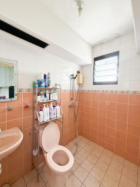 985B Buangkok Crescent HDB Flat For Sale at S$ 638,000 | PropertyGuru Singapore - Bathroom