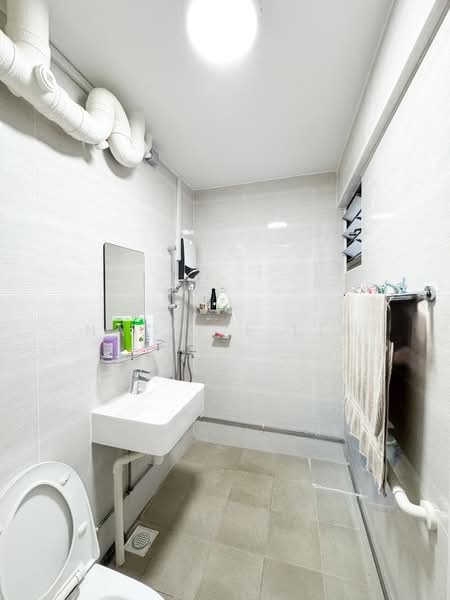 141 Bishan Street 12 HDB Flat For Sale at S$ 799,000 | PropertyGuru Singapore - Bathroom