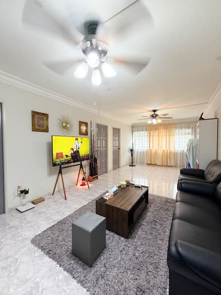 833 Jurong West Street 81 HDB Flat For Sale at S$ 568,000 | PropertyGuru Singapore - Living Room