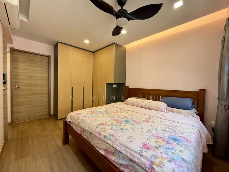 463A Bukit Batok Street 41 HDB Flat For Sale at S$ 900,000 | PropertyGuru Singapore - Master Bedroom (King bed featured)