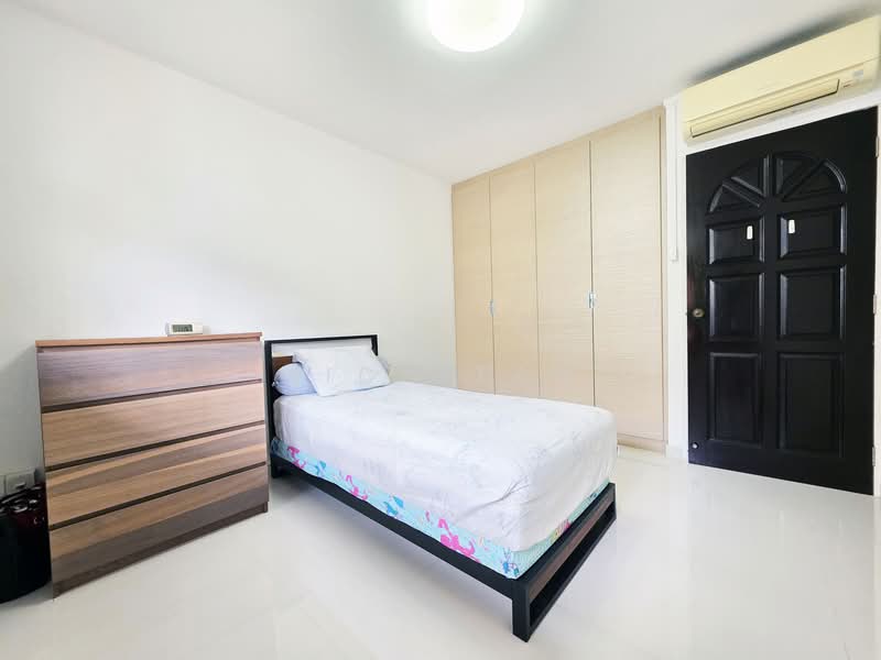 238 Serangoon Avenue 2 HDB Flat For Sale at S$ 758,000 | PropertyGuru Singapore - Bedroom
