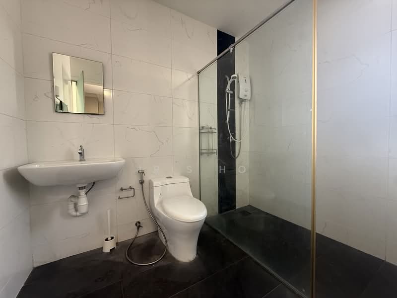 Landed house near Mattar MRT, , Room Rental, 300 sqft, Semi-Detached House For Rent, by Iris Ho, 500069262 - Bathroom - PropertyGuru.com.sg