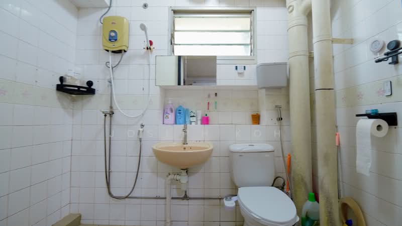 139 Jalan Bukit Merah HDB Flat For Sale at S$ 1,100,000 | PropertyGuru Singapore - Bathroom