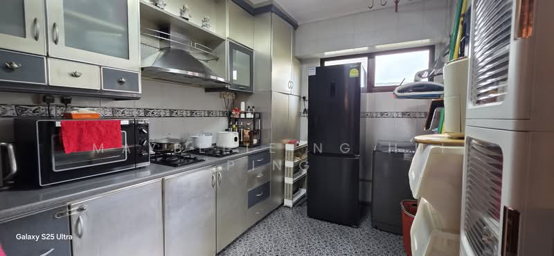 649B Jurong West Street 61 HDB Flat For Sale at S$ 708,000 | PropertyGuru Singapore - Kitchen