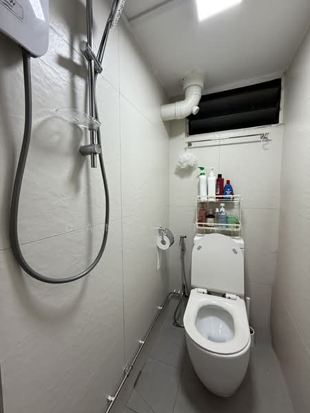 207 Toa Payoh North, 207 Toa Payoh North, 2 Bedrooms, 700 sqft, HDB Flat For Rent, by Daniel Tan, 500069318 - Bathroom - PropertyGuru.com.sg