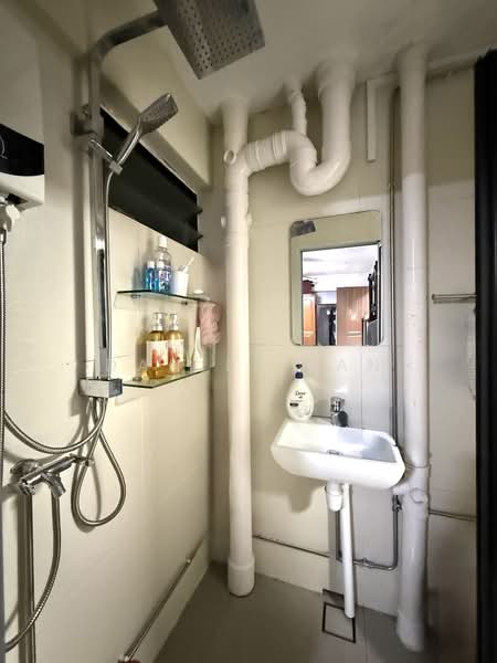 207 Toa Payoh North, 207 Toa Payoh North, 2 Bedrooms, 700 sqft, HDB Flat For Rent, by Daniel Tan, 500069318 - Bathroom - PropertyGuru.com.sg