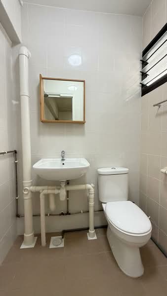 381 Clementi Avenue 5 HDB Flat For Sale at S$ 648,000 | PropertyGuru Singapore - Bathroom