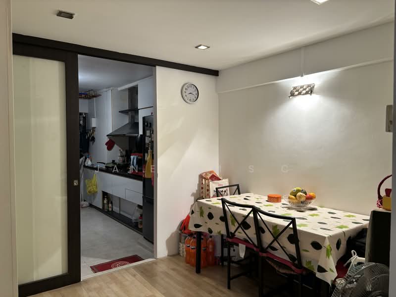 412 Commonwealth Avenue West HDB Flat For Sale at S$ 630,000 | PropertyGuru Singapore - Kitchen