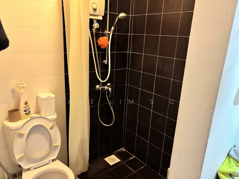 412 Commonwealth Avenue West HDB Flat For Sale at S$ 630,000 | PropertyGuru Singapore - Bathroom