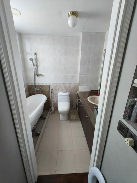 Casa Pasir Ris Condominium For Sale at S$ 1,400,000 | PropertyGuru Singapore - Bathroom