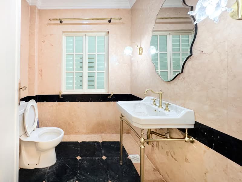 Old Holland Road, , 6 Bedrooms, 12,000 sqft, Good Class Bungalow For Rent, by Sarah X. (郑雪梅), 500069382 - Bathroom - PropertyGuru.com.sg