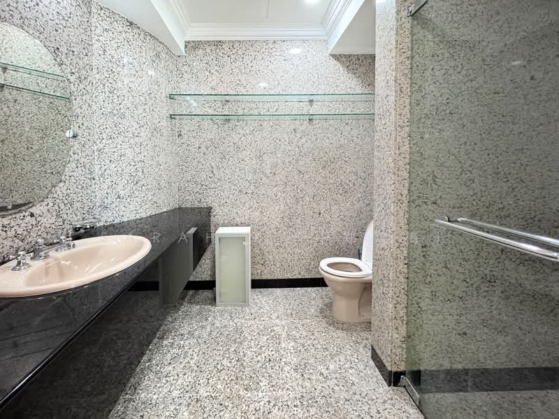 Old Holland Road, , 6 Bedrooms, 12,000 sqft, Good Class Bungalow For Rent, by Sarah X. (郑雪梅), 500069382 - Bathroom - PropertyGuru.com.sg