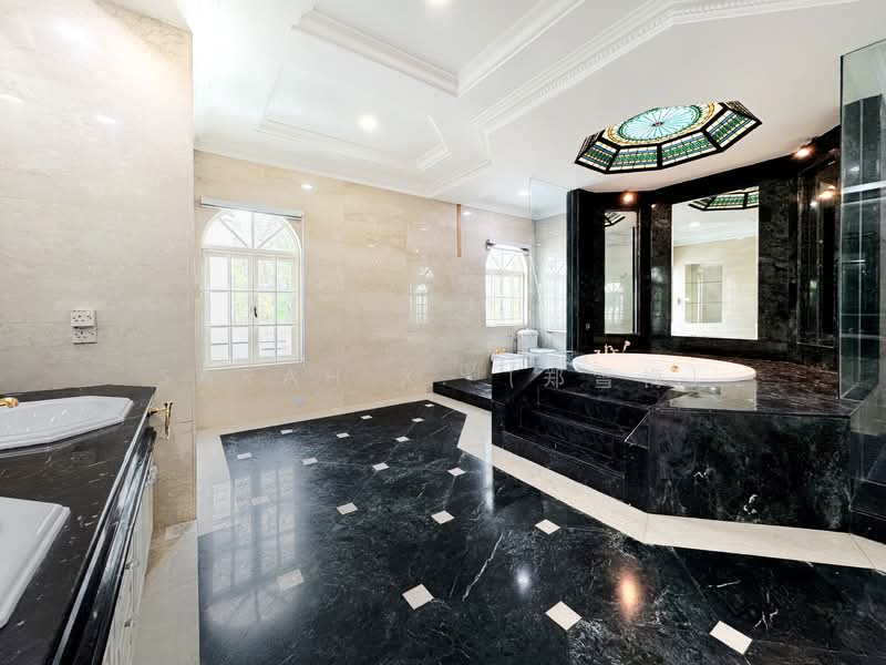 Old Holland Road, , 6 Bedrooms, 12,000 sqft, Good Class Bungalow For Rent, by Sarah X. (郑雪梅), 500069382 - Bathroom - PropertyGuru.com.sg