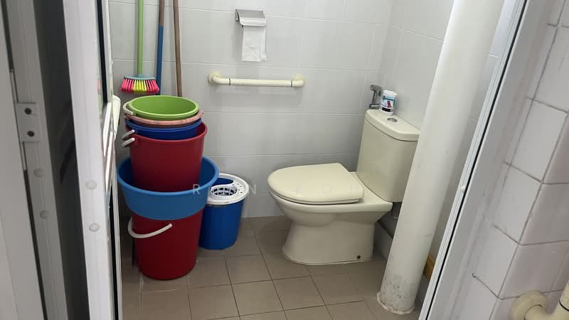 466 Jurong West Street 41 HDB Flat For Sale at S$ 500,000 | PropertyGuru Singapore - Bathroom