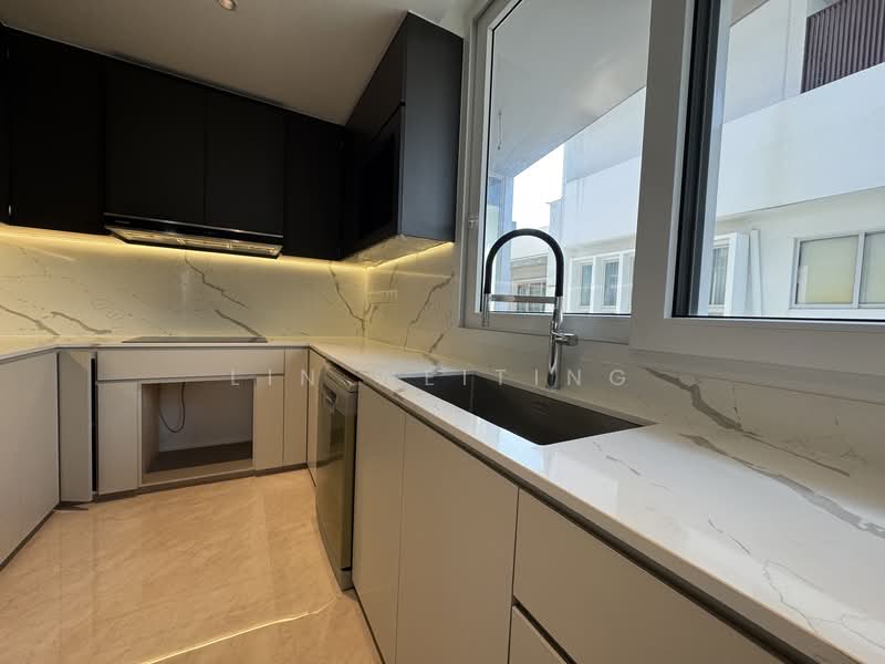 Jalan Baiduri/ Telok Kurau Lor L/East Coast Road Corner Terrace For Sale at S$ 9,200,000 | PropertyGuru Singapore - Kitchen