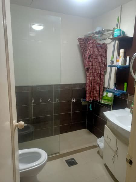 460D Bukit Batok West Avenue 9 HDB Flat For Sale at S$ 408,000 | PropertyGuru Singapore - Bathroom