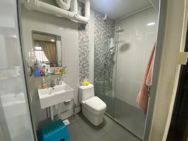 543 Woodlands Drive 16 HDB Flat For Sale at S$ 600,000 | PropertyGuru Singapore - Master Bathroom