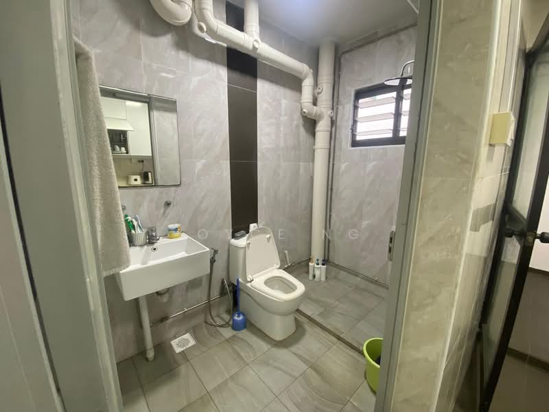 543 Woodlands Drive 16 HDB Flat For Sale at S$ 600,000 | PropertyGuru Singapore - Bathroom