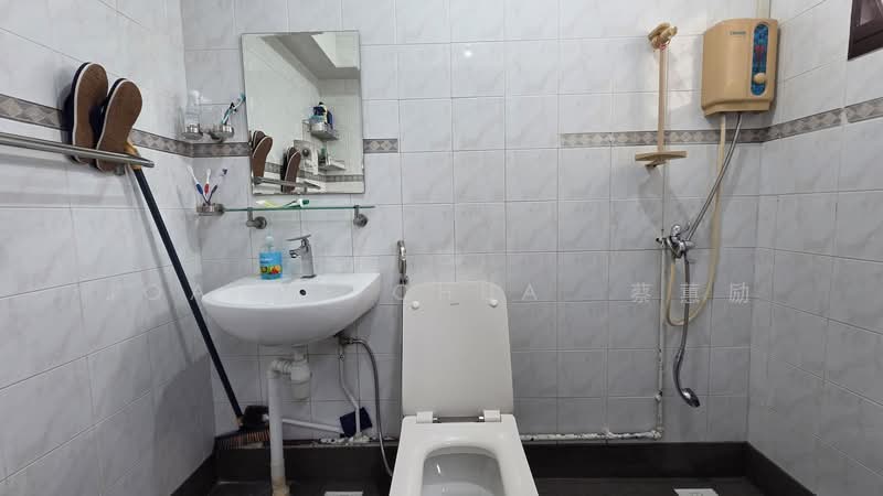 664B Jurong West Street 64 HDB Flat For Sale at S$ 699,000 | PropertyGuru Singapore - Bathroom