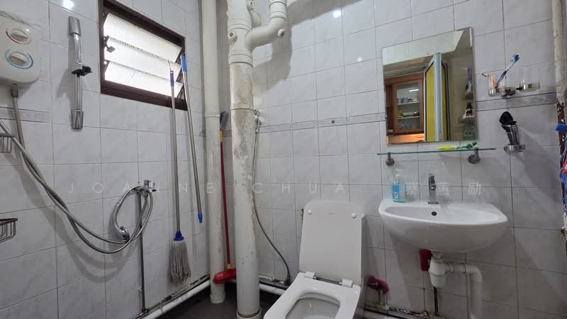 664B Jurong West Street 64 HDB Flat For Sale at S$ 699,000 | PropertyGuru Singapore - Bathroom