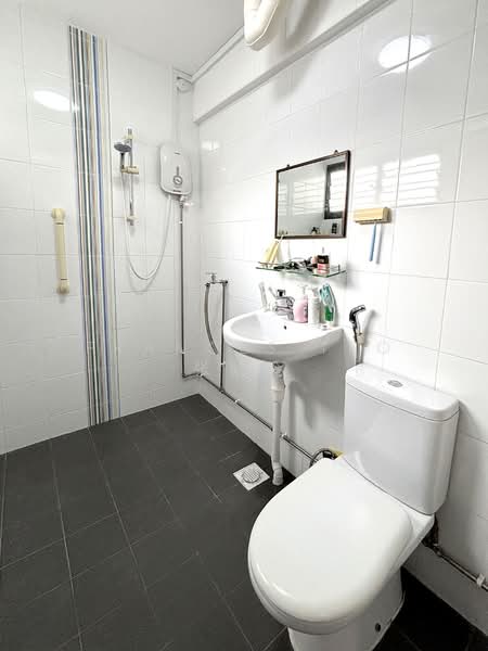 627 Hougang Avenue 8 HDB Flat For Sale at S$ 858,000 | PropertyGuru Singapore - Bathroom