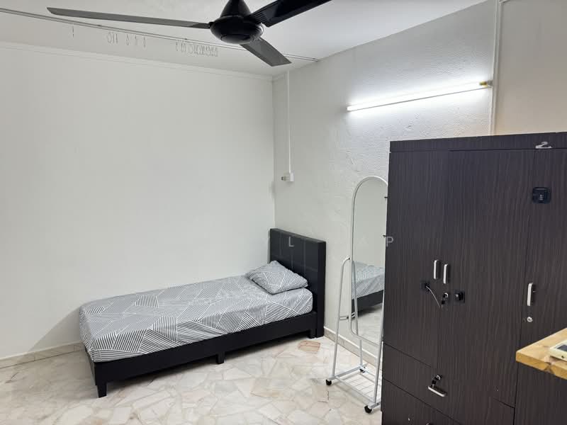 860 Yishun Avenue 4 HDB Flat For Sale at S$ 788,000 | PropertyGuru Singapore - Bedroom